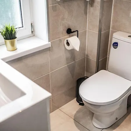 Z Ogrodem I Dwoma Sypialniami Blisko Plazy Apartment