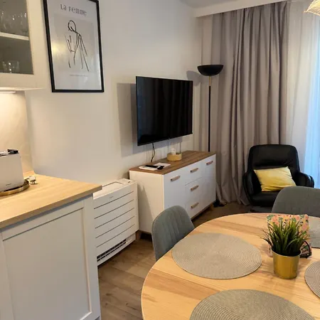 Z Ogrodem I Dwoma Sypialniami Blisko Plazy Apartment